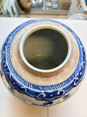 A Chinese blue and white covered jar and two polychrome-decorated jarlets with wooden covers, 18/19th C. — photo 6