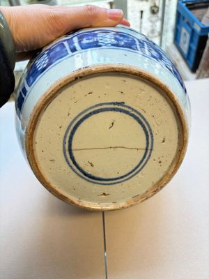 A Chinese blue and white covered jar and two polychrome-decorated jarlets with wooden covers, 18/19th C. — photo 7