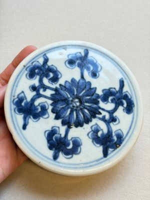 A Chinese blue and white covered jar and two polychrome-decorated jarlets with wooden covers, 18/19th C. — photo 9