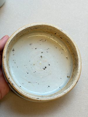 A Chinese blue and white covered jar and two polychrome-decorated jarlets with wooden covers, 18/19th C. — photo 10