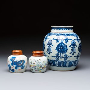 A Chinese blue and white covered jar and two polychrome-decorated jarlets with wooden covers, 18/19th C. — photo 1