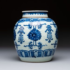 A Chinese blue and white covered jar and two polychrome-decorated jarlets with wooden covers, 18/19th C. — photo 11