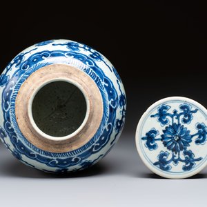 A Chinese blue and white covered jar and two polychrome-decorated jarlets with wooden covers, 18/19th C. — photo 12