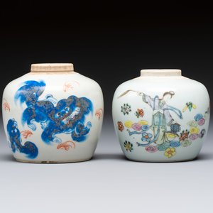 A Chinese blue and white covered jar and two polychrome-decorated jarlets with wooden covers, 18/19th C. — photo 2