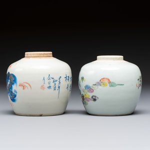 A Chinese blue and white covered jar and two polychrome-decorated jarlets with wooden covers, 18/19th C. — photo 3