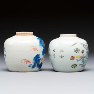 A Chinese blue and white covered jar and two polychrome-decorated jarlets with wooden covers, 18/19th C. — photo 5