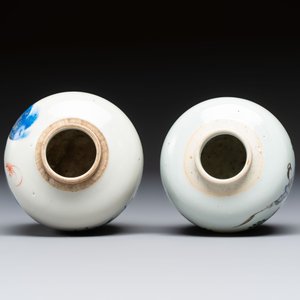 A Chinese blue and white covered jar and two polychrome-decorated jarlets with wooden covers, 18/19th C. — photo 6