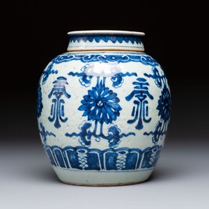 A Chinese blue and white covered jar and two polychrome-decorated jarlets with wooden covers, 18/19th C. — photo 8