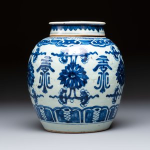 A Chinese blue and white covered jar and two polychrome-decorated jarlets with wooden covers, 18/19th C. — photo 9