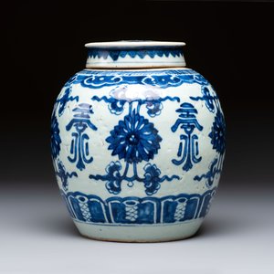 A Chinese blue and white covered jar and two polychrome-decorated jarlets with wooden covers, 18/19th C. — photo 10