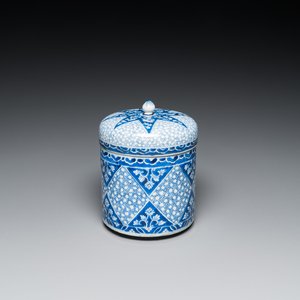 A Chinese blue and white covered jar, Kangxi — photo 1