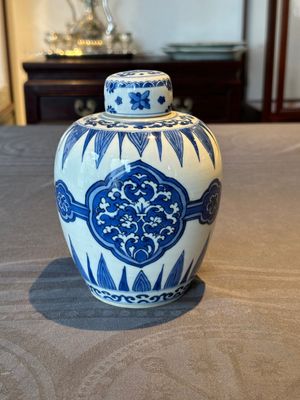 A Chinese blue and white covered jar with floral design, Kangxi — photo 1