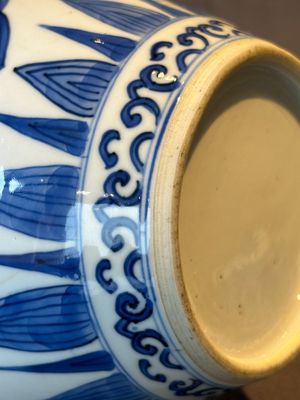 A Chinese blue and white covered jar with floral design, Kangxi — photo 11
