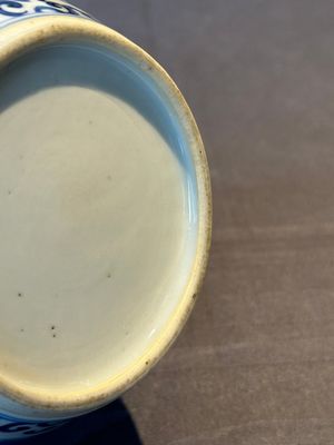 A Chinese blue and white covered jar with floral design, Kangxi — photo 12