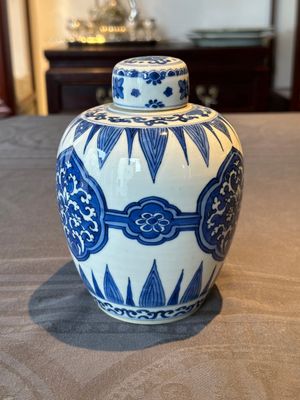 A Chinese blue and white covered jar with floral design, Kangxi — photo 2