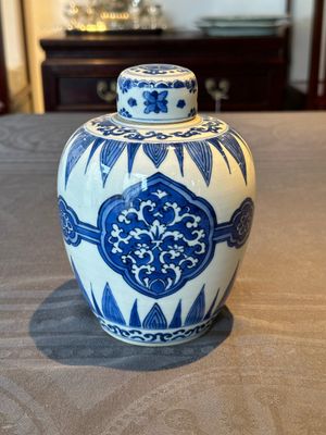 A Chinese blue and white covered jar with floral design, Kangxi — photo 3