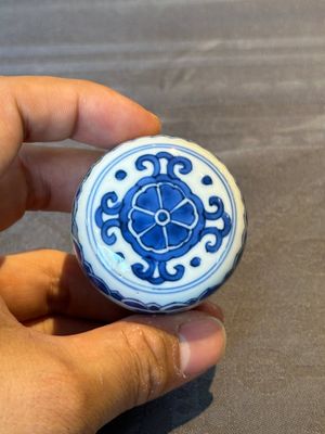 A Chinese blue and white covered jar with floral design, Kangxi — photo 4