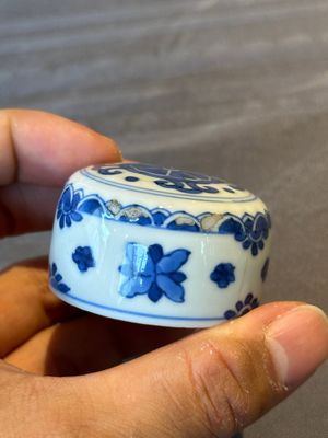 A Chinese blue and white covered jar with floral design, Kangxi — photo 6