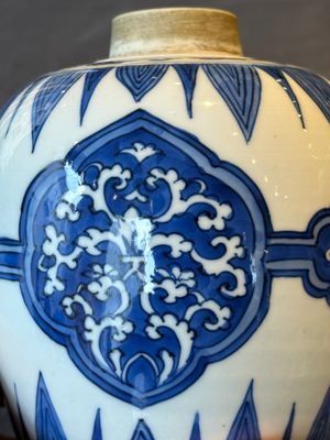 A Chinese blue and white covered jar with floral design, Kangxi — photo 8