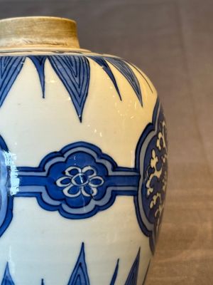 A Chinese blue and white covered jar with floral design, Kangxi — photo 9