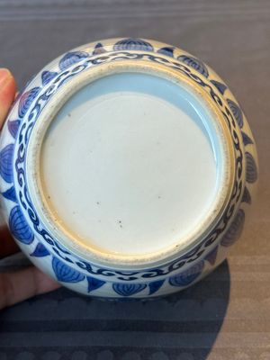 A Chinese blue and white covered jar with floral design, Kangxi — photo 10