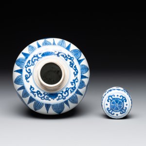 A Chinese blue and white covered jar with floral design, Kangxi — photo 3