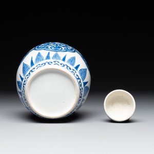 A Chinese blue and white covered jar with floral design, Kangxi — photo 4