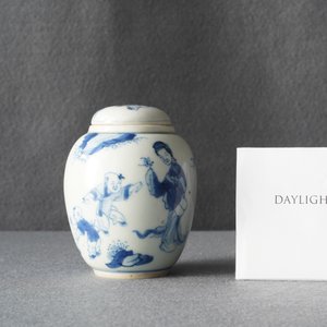 A Chinese blue and white covered tea caddy with playing boys, Kangxi — 照片 7