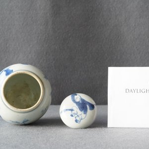 A Chinese blue and white covered tea caddy with playing boys, Kangxi — 照片 9