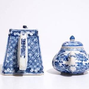 A Chinese blue and white covered teapot, 19th C. and a Chinese blue and white covered teapot, Kangxi — photo 5