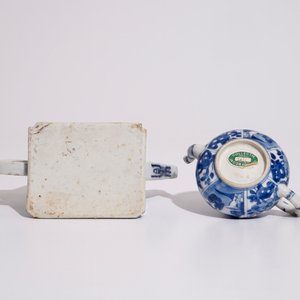 A Chinese blue and white covered teapot, 19th C. and a Chinese blue and white covered teapot, Kangxi — photo 7