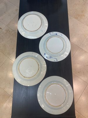 A Chinese blue and white covered tureen, a dish and four plates, Qianlong — photo 11