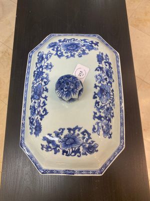 A Chinese blue and white covered tureen, a dish and four plates, Qianlong — photo 12