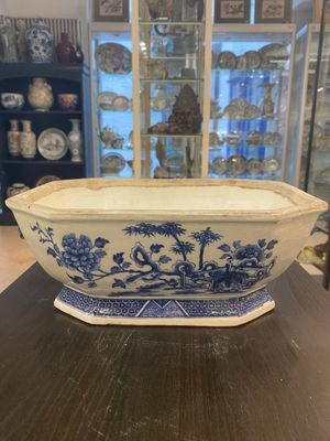 A Chinese blue and white covered tureen, a dish and four plates, Qianlong — photo 13