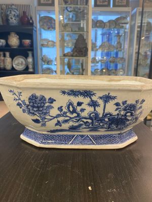 A Chinese blue and white covered tureen, a dish and four plates, Qianlong — photo 15