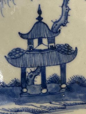 A Chinese blue and white covered tureen, a dish and four plates, Qianlong — photo 3