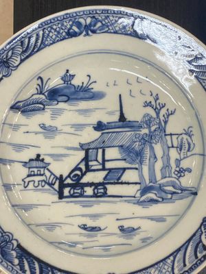 A Chinese blue and white covered tureen, a dish and four plates, Qianlong — photo 9