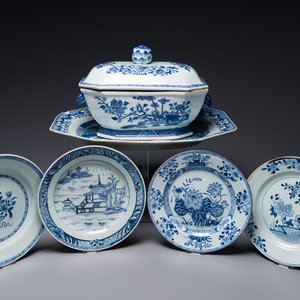 A Chinese blue and white covered tureen, a dish and four plates, Qianlong — photo 1