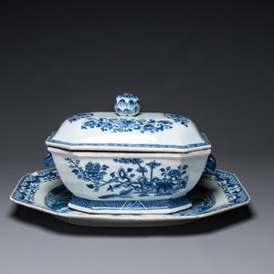 A Chinese blue and white covered tureen, a dish and four plates, Qianlong — photo 2