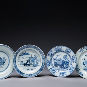 A Chinese blue and white covered tureen, a dish and four plates, Qianlong — photo 4