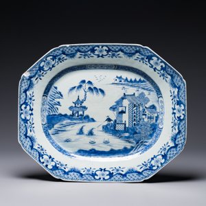 A Chinese blue and white covered tureen, a dish and four plates, Qianlong — photo 6