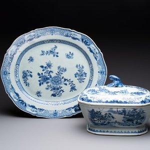 A Chinese blue and white covered tureen and a serving dish, Qianlong — photo 1