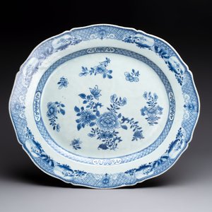 A Chinese blue and white covered tureen and a serving dish, Qianlong — photo 2