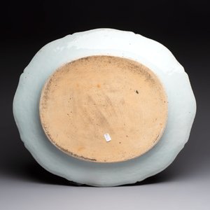 A Chinese blue and white covered tureen and a serving dish, Qianlong — photo 3