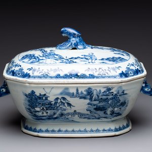 A Chinese blue and white covered tureen and a serving dish, Qianlong — photo 4