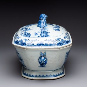 A Chinese blue and white covered tureen and a serving dish, Qianlong — photo 5