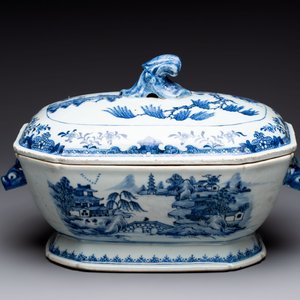 A Chinese blue and white covered tureen and a serving dish, Qianlong — photo 6