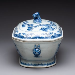A Chinese blue and white covered tureen and a serving dish, Qianlong — photo 7
