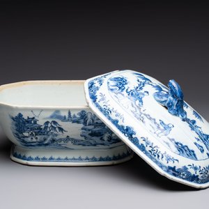 A Chinese blue and white covered tureen and a serving dish, Qianlong — photo 8