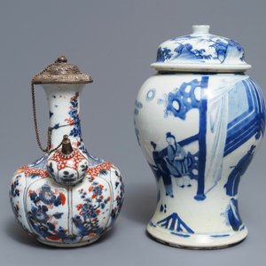 A Chinese blue and white covered vase and an Imari-style kendi, Kangxi — 照片 2